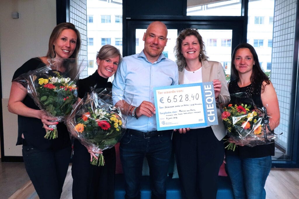 cheque uitreiking marathon voor kahler