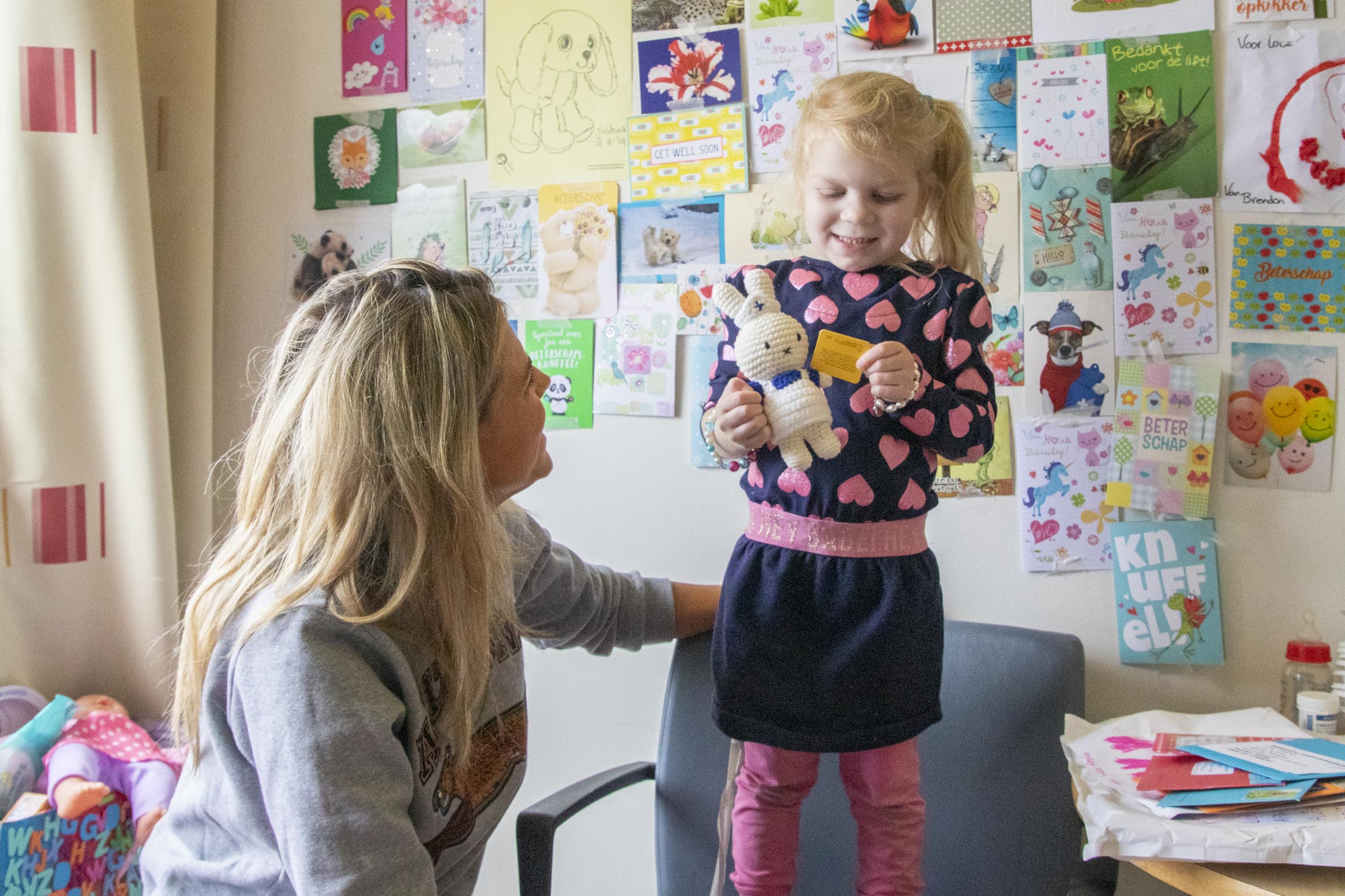 Kim Kötter geeft het eerste nijntje aan een patiëntje in het Wilhelmina Kinderziekenhuis.