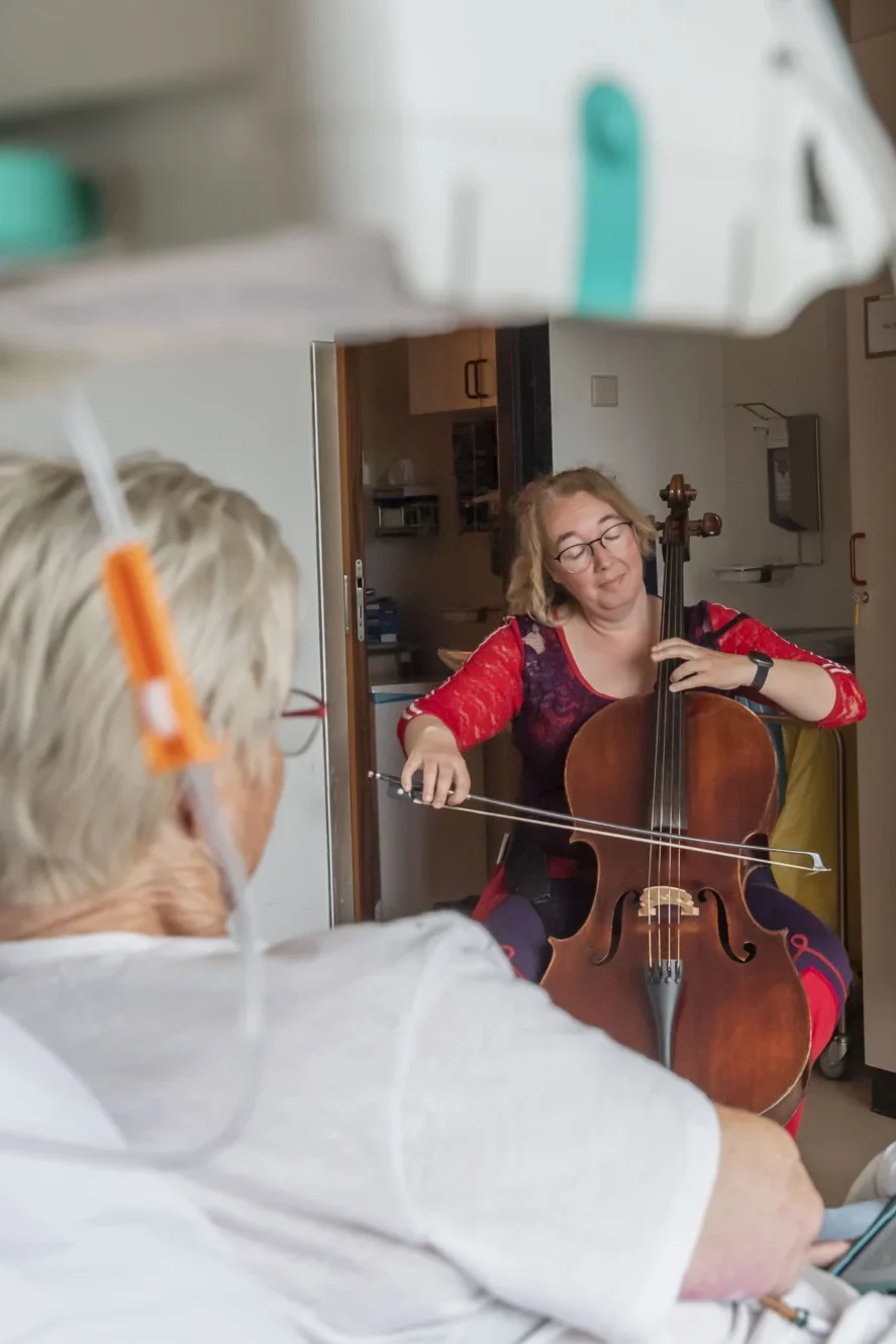Muziek aan bed laat even vergeten ziek te zijn in het UMC Utrecht.